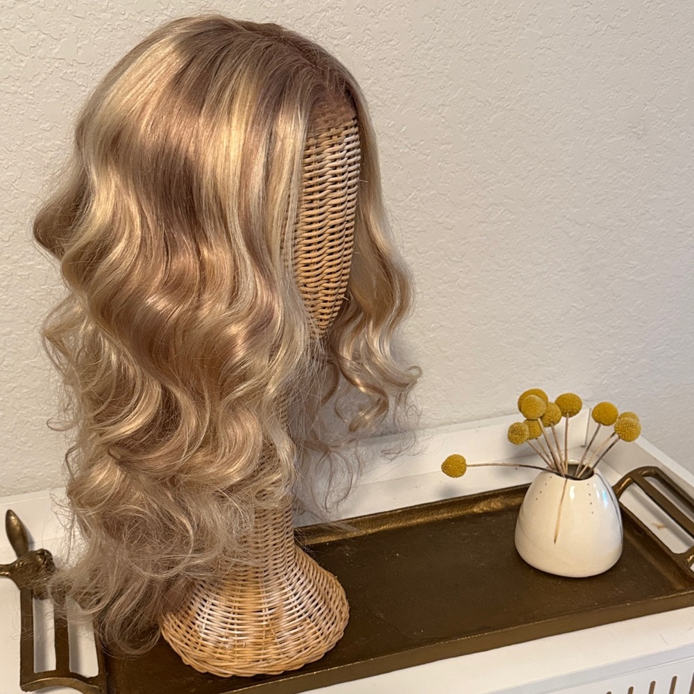 Elegant Blonde Wavy Wig